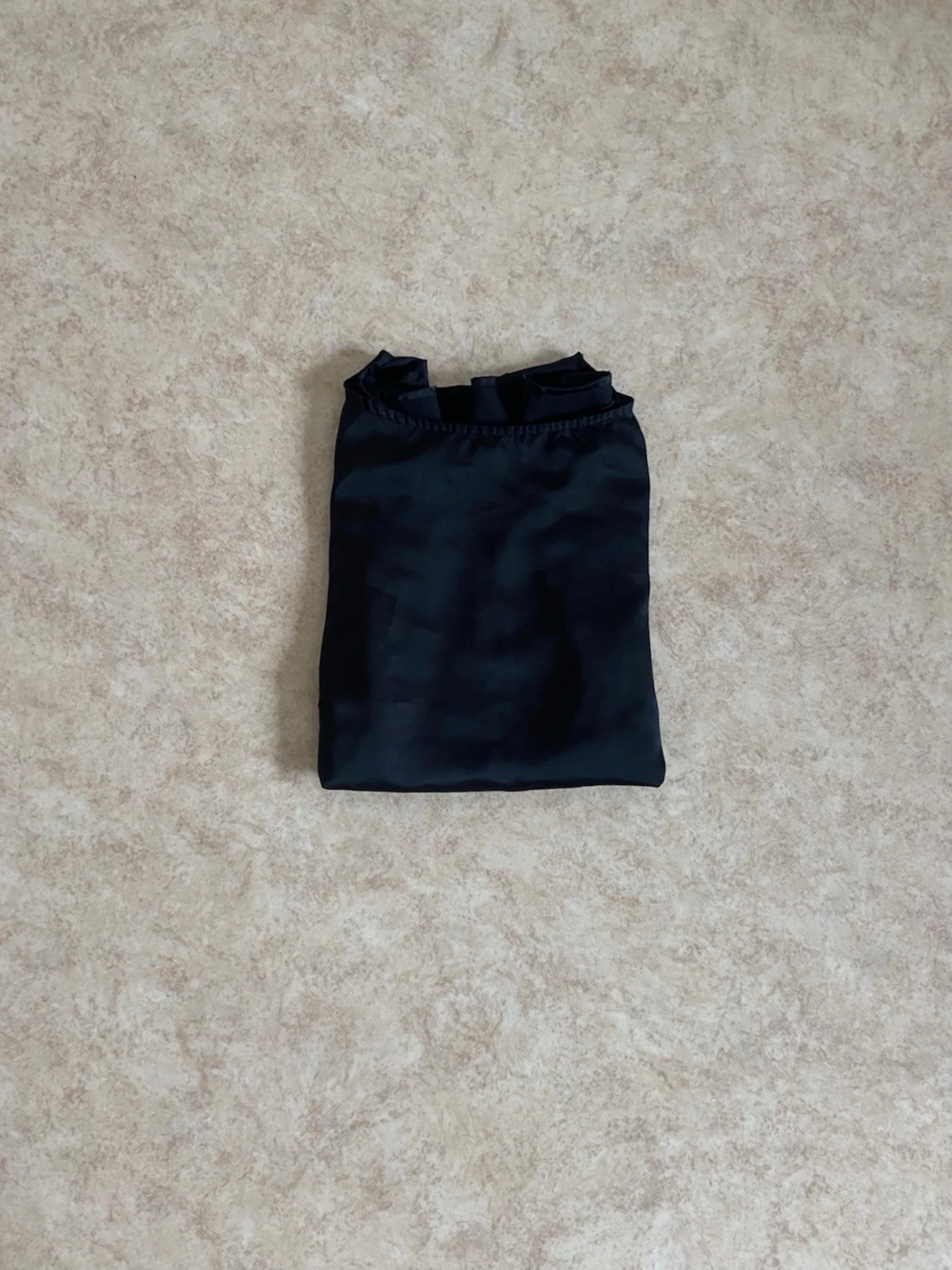 Svart satinblus med trekvartsärm