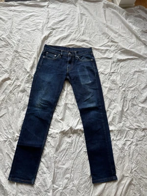 Mörkblå Levi's jeans - Levis 511 i dunder skick! Storlek 30/32. Snygg mörkblå tvätt med klassisk look. Hör av er vid frågor!