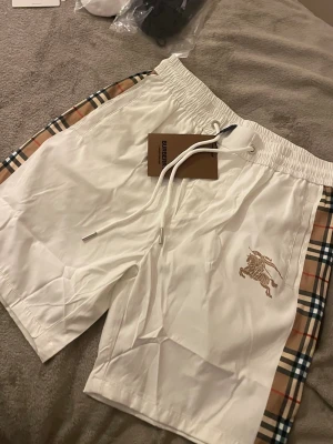 Shorts korta byxor  - Vita loggade badbyxor / shorts / korta byxor i strl M men passar till S 
