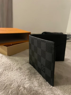 svart plånbok - svart helt ny rutig plånbok