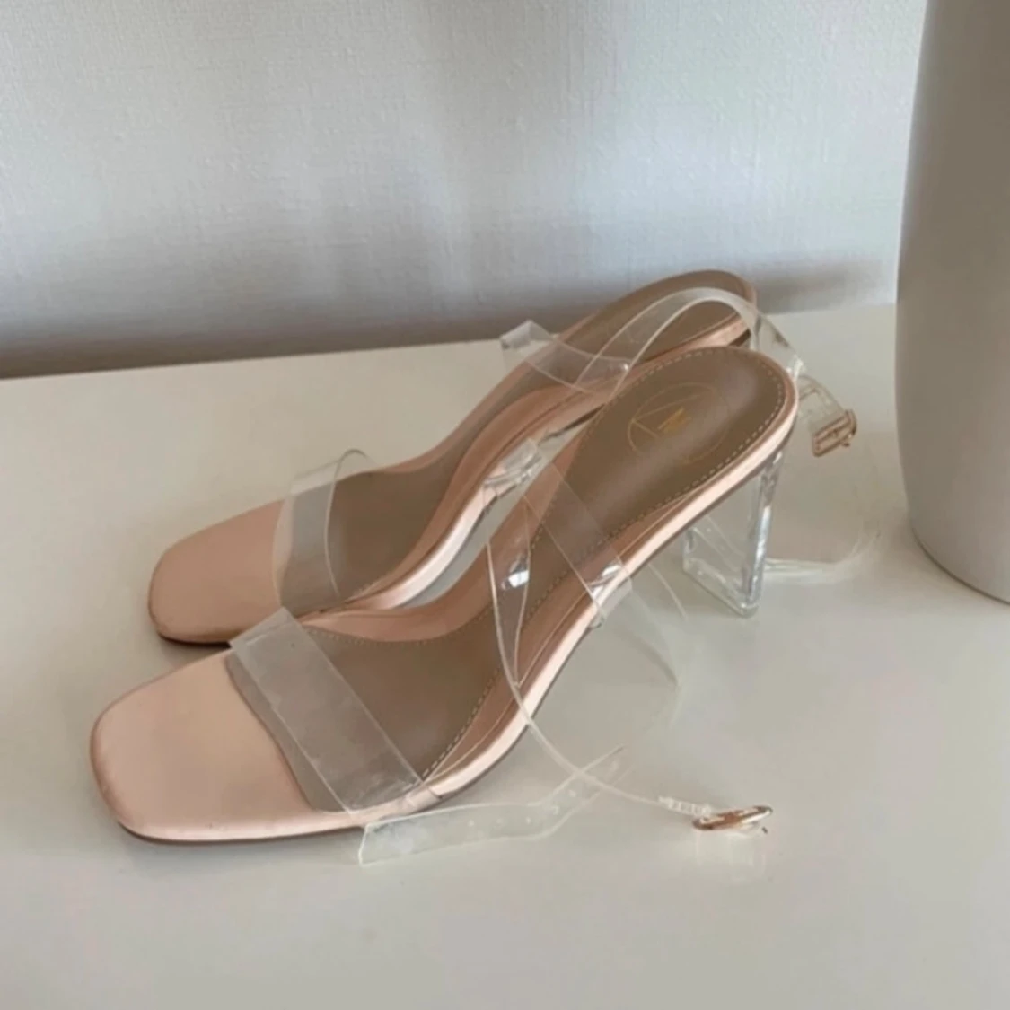 Transparenta klackade sandaler - 2