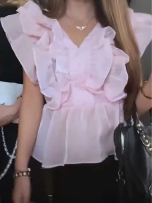 Ljusrosa volangblus med v-ringning - Cute blouse size xs- they doesn’t sell it anymore, never worn🌸