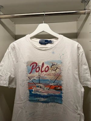 Unik Ralph Lauren T-Shirt - Säljer en väldigt Unik Ralph Lauren T-shirt ”Fishing Tours”, köpt på Volt för 1299 kr, skicket på tröjan är väldigt bra, så som tröjan ser ut så gjordes den från fabrik! Bild med tröjan på finns på sista bilden. KAN GÅ NER I PRIS VID SNABB AFFÄR! PM för mer information/frågor! ⭐️