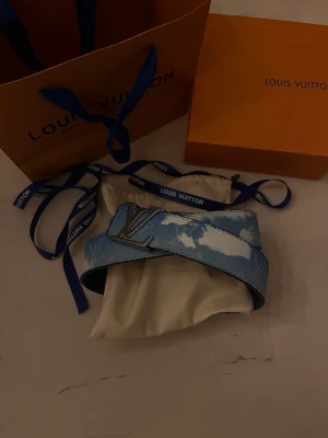 Bälte med molndesign - Tja, säljer detta bältet med unik moln/himmel-design | Storlek: 110 | Byte mot andra bälten accepteras 🙌 | Vid frågor är det bara att höra av sig! //L&T 🥂