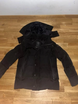 Canada goose jacka - Skit bra passform, äkta. Har fjädrar i så 100% äkta. Storlek M passar, mellan 170-188cm ish. Inge fel på den köpte runt januari. Pris kan diskuteras.