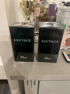 Dior Sauvage Eau de Toilette - Säljer två flaskor Dior Sauvage Eau de Toilette. Parfymen kommer i eleganta, mörkblå svarta rektangulära kartonger med tydlig logga och silverdetaljer. Klassisk och populär doft med fräsch och maskulin karaktär. Perfekt för dig som vill ha en exklusiv parfym.
