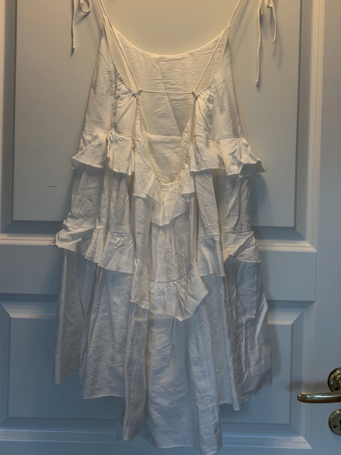 Vit volangklänning med knytband  - 1