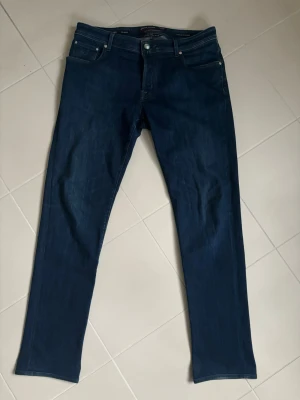 I princip helt nya Jacob Cohen jeans w38 - Väldigt snygga trendiga och eftertraktade blå Jacob Cohen jeans i w38 säljes. 47/48 cm breda och 110 cm total längd. Grym passform i Toppenskick utan hål eller fläckar och en nyare model. Verkligen superfint skick nästintill nyskick och jättesnygg tvätt! Perfekta nu till våren och sommaren och tveka inte vid minsta fråga!
