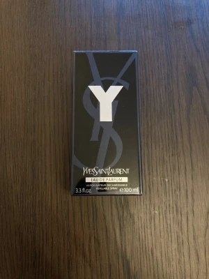 Yves Saint Laurent Y Eau de Parfum 100ml - Manlig och fräsch doft på 100ml, iprincip aldrig använd doftar riktigt gott!