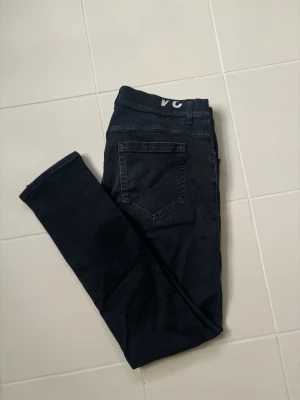 Dondup George jeans w34 - Väldigt fina svarta dondup George jeans i w34 säljes. 43 cm breda och 102 cm total längd. Grym passform i Toppenskick utan hål eller fläckar och en nyare modell! Perfekta nu till våren och sommaren och tveka inte vid minsta fråga!