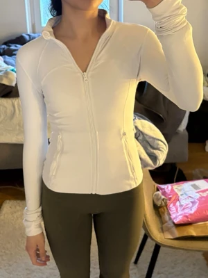 Vit träningsjacka med dragkedja - Från glow mode träningmaterial 