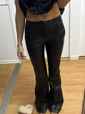 Svarta skinnbyxor med raka ben - Svarta skinnbyxor från Bershka