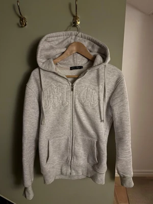 Grå Tuttolente hoodie - För snygg hoodie som funkar för alla casual sammanhang bättre än bäst. 100% bomull skick 10/10