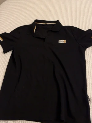 Svart pikétröja från BOSS - Passar även till M