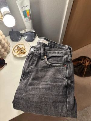 Grå jeans från Gina Tricot - Säljer ett par snygga grå jeans från Gina Tricot, modell 'perfect jeans'. De har klassisk femficksdesign, raka ben och silverfärgade detaljer. Jeansen är i ett denimtyg och passar perfekt till en trendig vardagslook🤍.