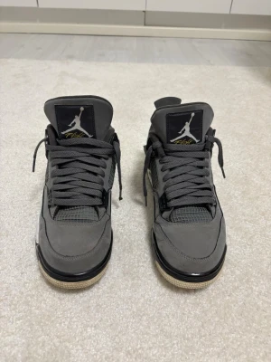 Jordan 4 Cool Grey - Air Jordan 4 Cool Grey 	•	Koko: 42 	•	Kunto: Erinomainen 	•	Ostettu GOAT-palvelusta, kuitista kuva pyydettäessä.   	•	Air Jordan 4 Cool Grey 	•	Size: 42 	•	Condition: Excellent 	•	Purchased from GOAT, receipt photo available upon request.   	•	Air Jordan 4 Cool Grey 	•	Storlek: 42 	•	Skick: Utmärkt 	•	Köpta från GOAT, kvitto finns som bild vid förfrågan.