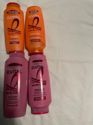 L'Oréal Elvital schampo & balsam set - Fyra stora flaskor L'Oréal Elvital hårvårdsprodukter: två Dream Length (orange) för stärkande och mot kluvna toppar samt två Nutri-Gloss (rosa) för glans och mjukhet. Perfekt för dig som vill boosta håret med näring och glans.