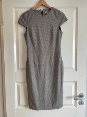 H&M klänning  - Fin klänning, använd få antal gånger och i mycket fint skick 