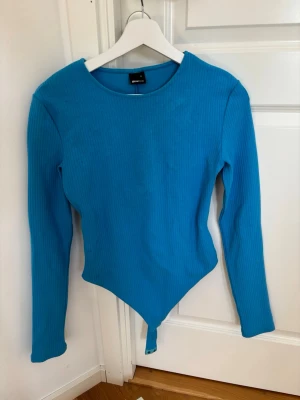 Blå ribbad body med öppen rygg - Snygg blå body från Gina Tricot i ribbat stretchigt material. 