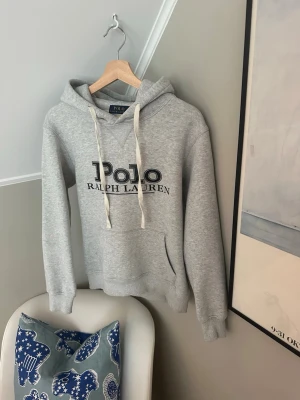 Grå hoodie från Polo Ralph Lauren - Säljer nu en riktigt fet Ralph Lauren hoddie            •	Storlek: M men passar bäst till S  	•	Skick: 9/10 (väldigt bra skick, sparsamt använd)