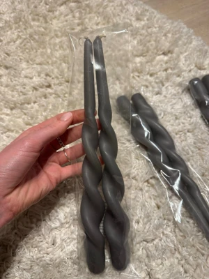 Sex stycken gråa spiralformade ljus - Säljer 6st snygga gråa ljus med spiralformad design. Ljusen är tillverkade av stearin och helt oöppnade. Perfekt som dekoration eller till mysiga kvällar. 28cm höga 2,2cm diameter och cirka 8h brinntid!🔥Säljes pga flytt. Ta gärna en kik på mina andra annonser. Bundle rabatter på och inte omöjligt att förhandla om priser (rimliga sådana) heller☺️
