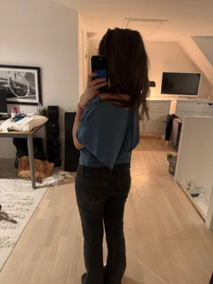 Blå croppad topp med v-ringad rygg - Säljer en blå croppad topp med v-ringad rygg och korta ärmar. Materialet känns mjukt och lätt, perfekt för varmare dagar! Skriv för mer info och bilder💕💕