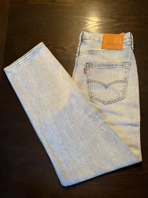 Helt nya ljusblåa Levis jeans   - Storlek: W32 L34. Kom med bud och frågor! Kolla min profil för fler Levis jeans! 