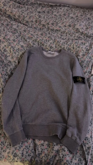 Stone island sweatshirt - 100% äkta, äkthetsbevis finns i bilderna, dock hål på armen därav priset men går säkert att fixa om man lägger energi på att göra det, riktigt snygg och passar till det mesta, för mer frågor osv är det bara att skriva, pris kan diskuteras! Mvh Hjalle🌻