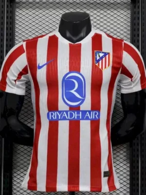 Atletico Madrid matchtröja  - Säljer en Atletico Madrid matchtröja från Nike med klassiska röda och vita vertikala ränder. Tröjan har klubbmärke på bröstet, blå Nike-logga och sponsortryck 'Riyadh Air' framtill. Tillverkad i lätt och ventilerande material, perfekt för fotbollsträning.  Finns i olika storlekar!!! Pris kan diskuteras!!!