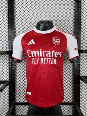 Arsenal matchtröja Adidas - Snygg Arsenal matchtröja från Adidas i rött och vitt med klubbmärke på bröstet och 'Emirates Fly Better' tryckt framtill. Tröjan har korta ärmar, rund hals och detaljerade mönster i tyget. Perfekt för fotboll eller träning.  Finns i olika storlekar!!! Pris kan diskuteras!!!