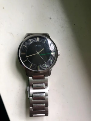  klocka från Guess W0990G1 - Stilren klocka från Guess