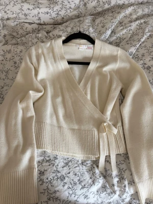 Fin tröja från Gina tricot  - Säljer en fin krämvit stickad tröja från Gina tricot. Använd väl men ändå i fint skick. Storlek 158/164. Snabb handel! 💓