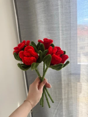 Handgjorda rosor  - Säljer en bukett med konstgjorda röda blommor i tyg. Blommorna har gröna stjälkar och blad, och själva blombladen är intensivt röda. Perfekt som dekoration till rummet eller som present till någon du gillar. 