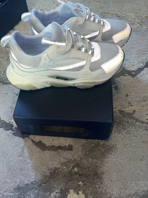 Vita Dior sneakers med reflekterande detaljer - Identiska dior skor. Kvitto finns. Använt dom några gånger.