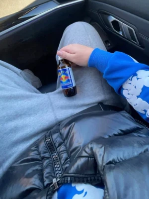 Denim tears - Snygg blå hoodie från Denim tears med vita blommönster över hela tröjan. Hoodien har en klassisk huva och en stor magficka framtill. Perfekt för dig som vill sticka ut med en färgglad och unik stil. Tillverkad i mjukt bomullsmaterial.