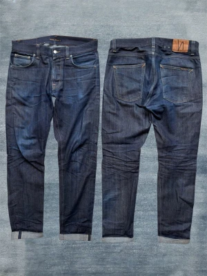 *DRY SELVAGE* STRAIGHT NUDIES - Ett par otroligt fina nudie jeans som börjat få en fantastiskt trevlig fade! Dessa är extremt bekväma och även fast ”Lean Dean” och ”31/32” står på lapparna sitter de straight och passar 32/32. Hör av dig vid frågor!