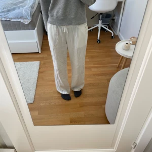 Vita linnebyxor från Lindex - Säljer ett par vita linnebyxor från Lindex i storlek 152 (jag är 160 cm). Byxorna har en loose passform och är perfekta för varma dagar. De är tillverkade i ett lätt och luftigt material som ger en skön känsla. Perfekta för en avslappnad stil. De har en liten (knappt 2 cm) fläck på baksidan av vänster vad, men den syns inte när man har på sig dem. 