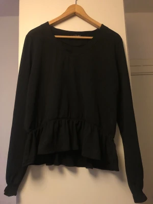 Svart volangblus från Eight Sthlm - Jätte fin svart volangblus från Eight Sthlm i storlek L. Passar perfekt inför sommaren!