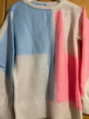Stickad tröja  - Färgglad stickad tröja med modern colorblock design i blått, vitt och rosa. Mjuk och skön passform, perfekt för vardag 