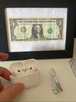 Vita trådlösa in-ear hörlurar - Helt oanvända vita trådlösa in-ear hörlurar med laddningsetui och tillhörande laddningskabel. Snygg och kompakt design, perfekt för musik och samtal på språng. Passar till de flesta smartphones och har touchkontroller på sidan.