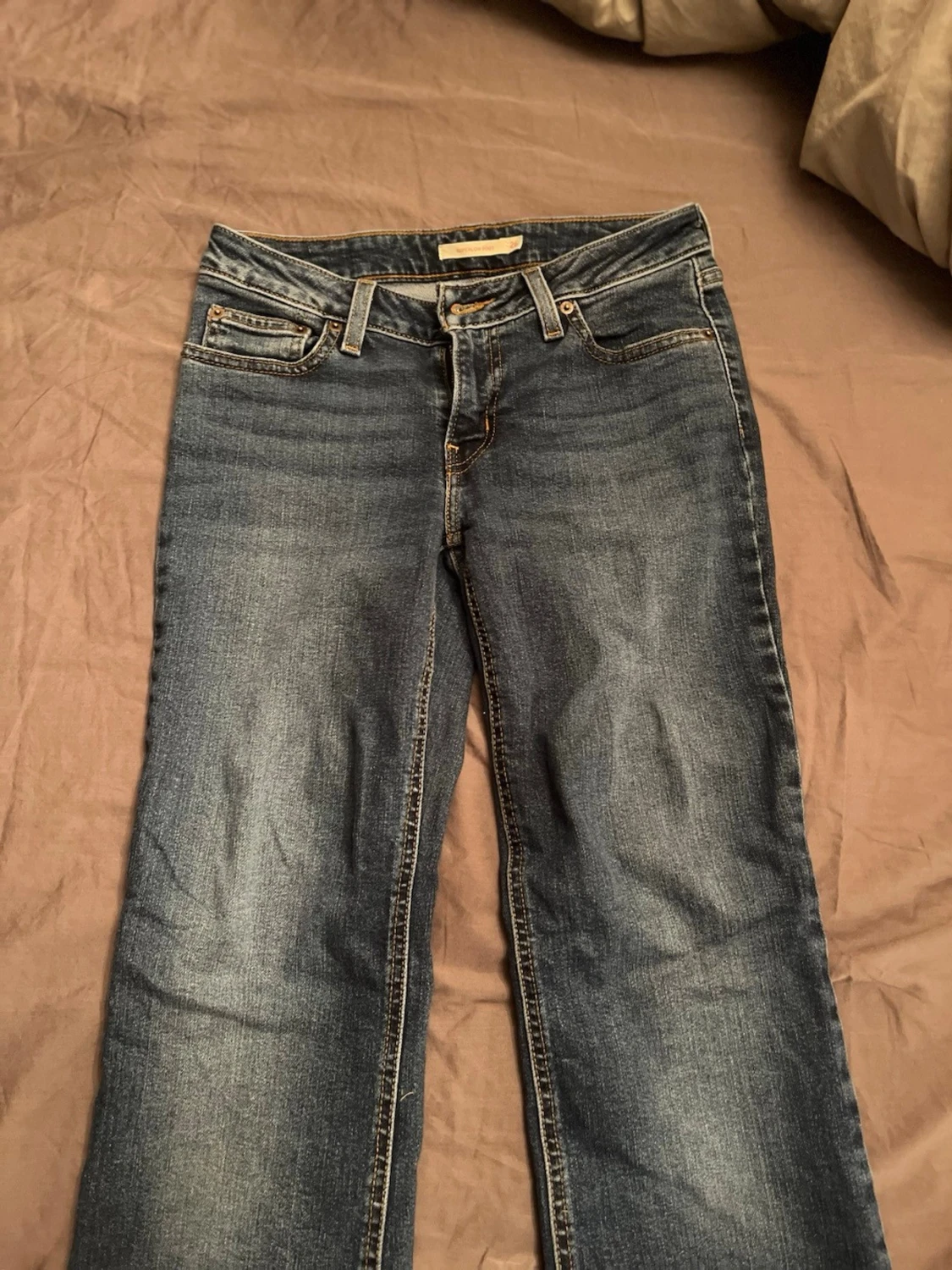 Mörkblåa Levis jeans  - 1