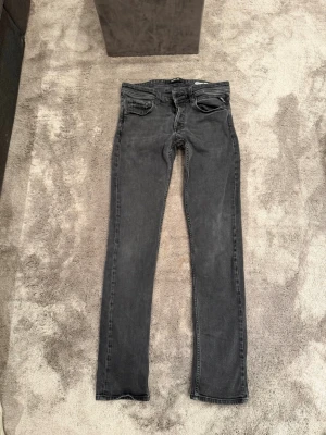 Svarta jeans från Replay - Svarta jeans från Replay (Grover). Storleken är 30/34 och är i gott skick!