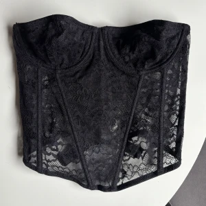 Svart spetskorsett  - super snygg svart korsett från NA-KD. Aldrig använd då jag har en likadan i annan storlek 💓 Korsetten är i 75B!