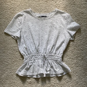 Zara topp - Säljer denna somriga zara topp eftersom jag inte får ngn användning för den. Bara använd en gång, jättebra skick🌺 nypris var runt 300-400