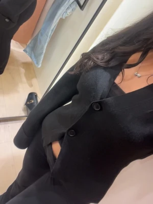 En kofta eller tröja från Gina  - Jag köpte denna för några veckor sen och kunde ej göra retur den är i storlek S och jätte fin att ha på sig. 