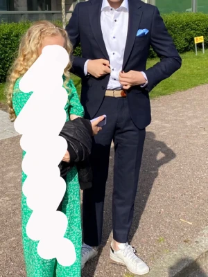 Kostymset Riley i toppskick - Marinblått kostymset från Riley i storlek 46💕 Köpt på Brothers och använd endast en gång när min bror hade skolavslutning - sedan växte han ur den☺️Kostymen är perfekt för student eller bal!                                                                                        Säljer även en vit skjorta från Riley som köptes tillsammans med kostymsetet! Kommer från rökfritt och djurfritt hem 🏠