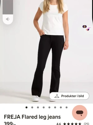 Svarta flared jeans från Lindex  - Snygga svarta jeans med flared passform från Lindex modellen FREJA. Jeansen har medel låg midja och utsvängda ben, vilket ger en trendig siluett. Tillverkade i ett stretchigt denimtyg som sitter bekvämt hela dagen. Perfekta för dig som gillar en modern och stilren look. Bilderna är på den nya modellen av de här jeansen och jag har den gamla som är med vanlig jeans ficka utan knapp och sånt🥰 väldigt fint skick utöver en tråd som är lite lös högst upp på fickan annars nyskick