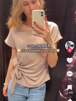 Trendig Zara Topp - Säljer super snygg och trendig topp från Zara. Den har knyte på sidan och i fin färg. I st s, men passar även xs. Knappt använd så i ny skick 🥰, hör av dig om frågor !!