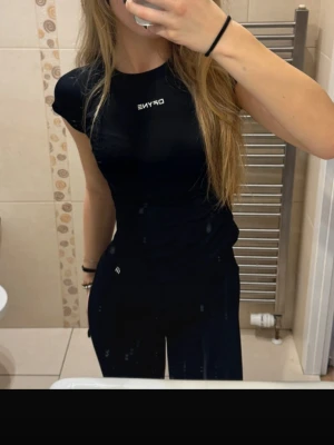 Dfyne tshirt - Svart impact tshirt från dfyne🥰 tvättats för hög grad så texten inuti går bort men inget som syns när man har på sig den🥰