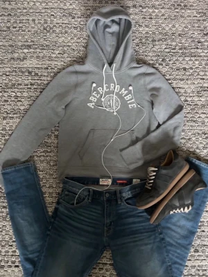 Abercrombie hoodie  - Fett hoodie ifrån Abercrombie i ett riktigt bra skick!! Hoodien är i storlek S med passar även XS! Säljer eftersom den är för liten. Pris kan såklart diskuteras!